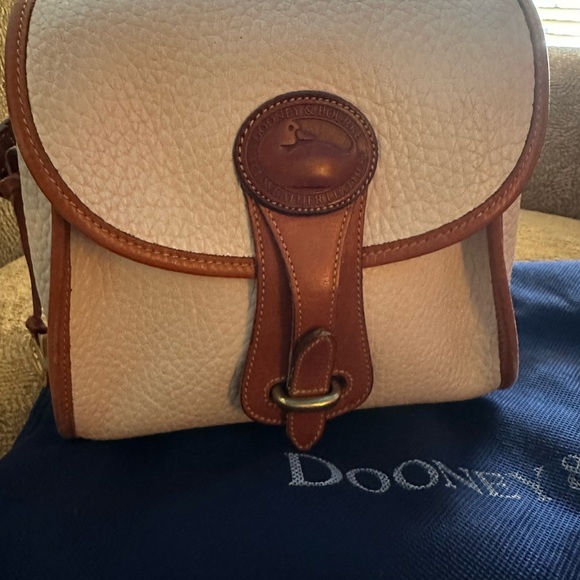 Dooney & Bourke vintage Essex Cream and Tan Women´s Bag